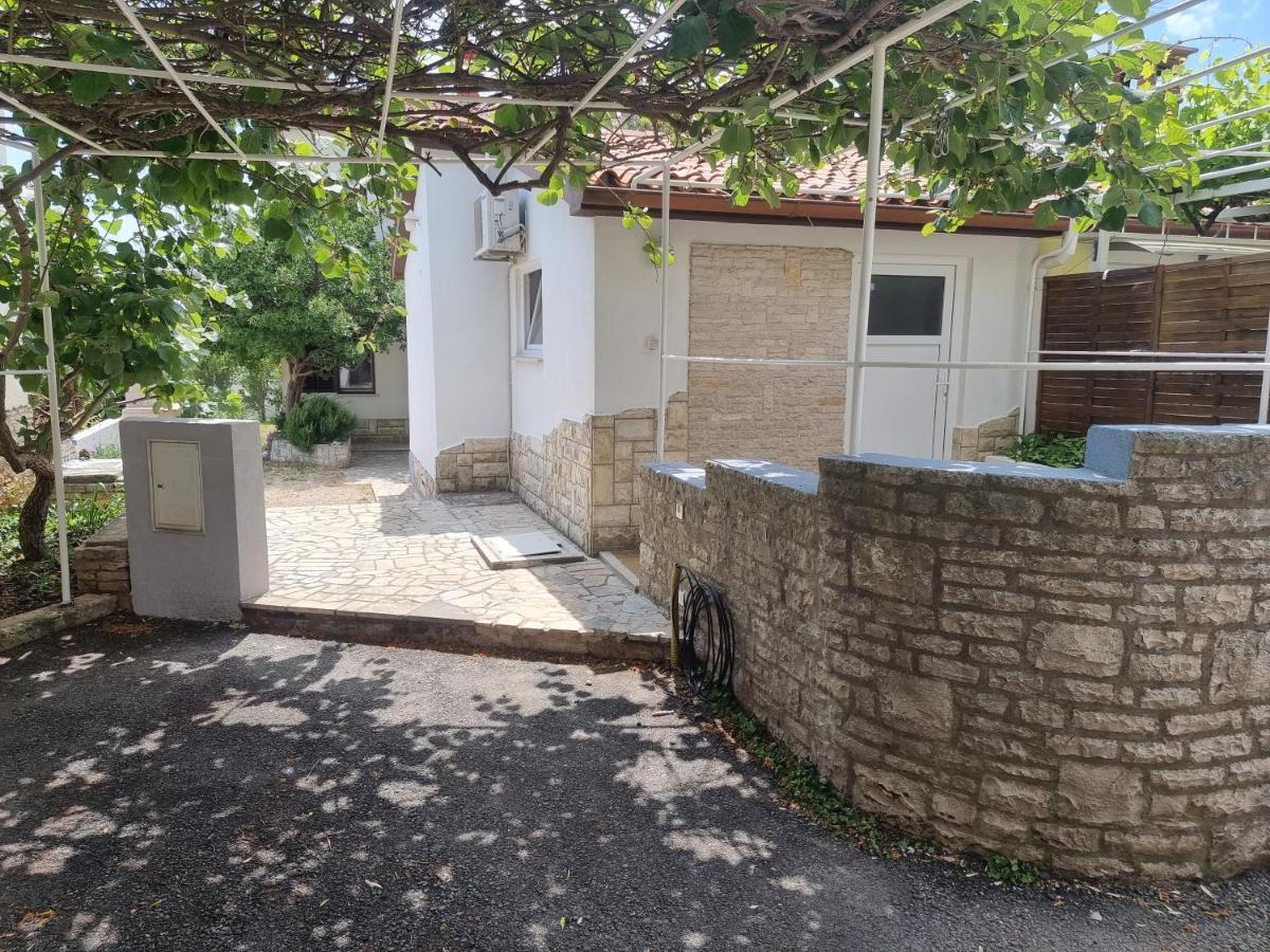 Studio Apartman Premantura Exteriör bild